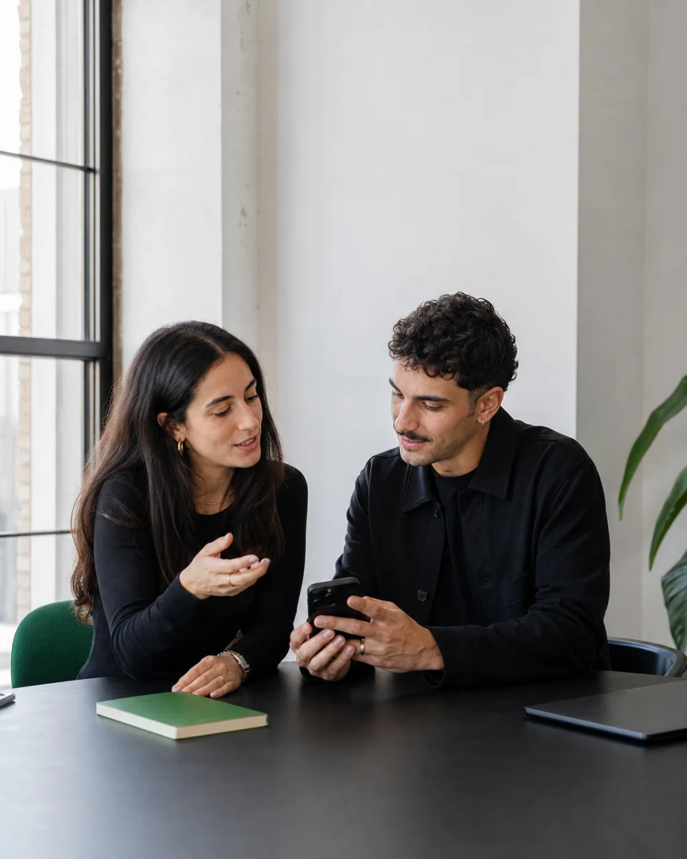 Dos profesionales revisan contenido en un móvil
