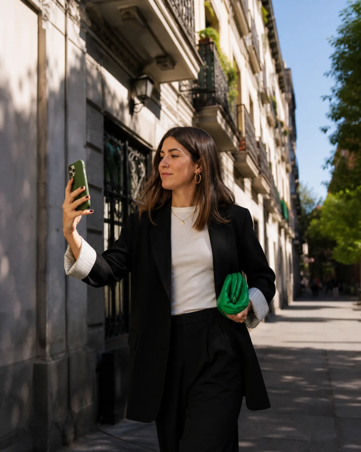 Creadora preparando contenido en una calle de Madrid